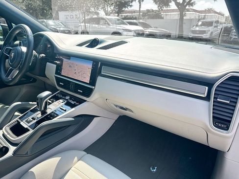 Used 2023 Porsche Cayenne Platinum Edition image 31