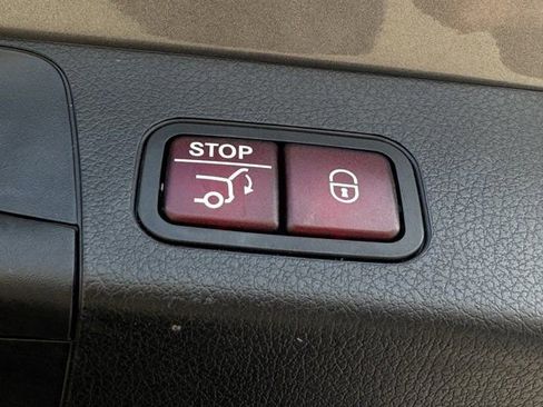 Used 2021 Mercedes-Benz GLB 250 GLB 250 w/ Premium Package image 32