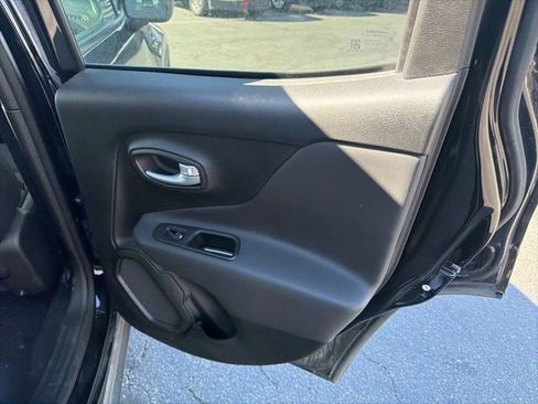 Used 2023 Jeep Renegade Latitude image 31