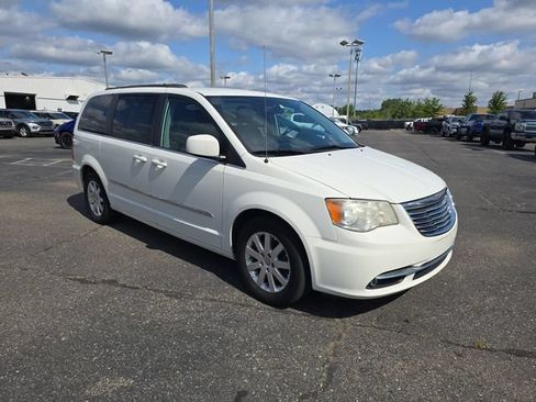 Used 2013 Chrysler Town & Country Touring FWD image 2