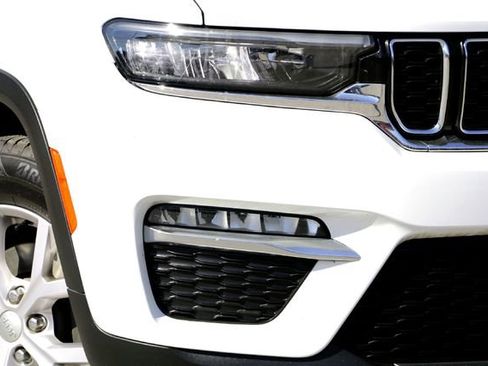 Used 2022 Jeep Grand Cherokee Limited image 3