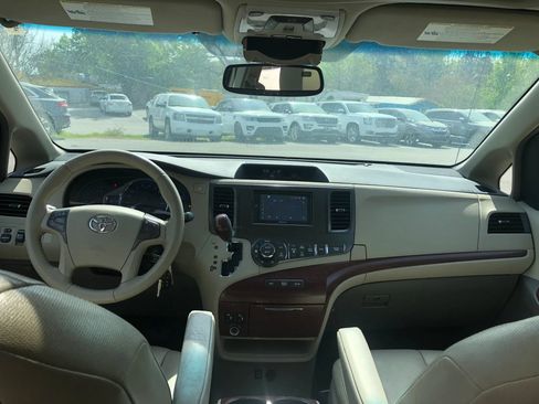 Used 2012 Toyota Sienna XLE image 22