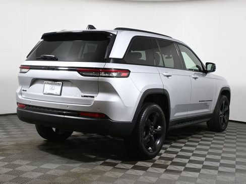 Used 2025 Jeep Grand Cherokee Limited w/ Black Appearance Package AWD/4WD image 7