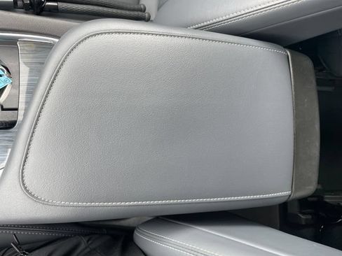 Used 2023 Buick Enclave Essence AWD/4WD image 17