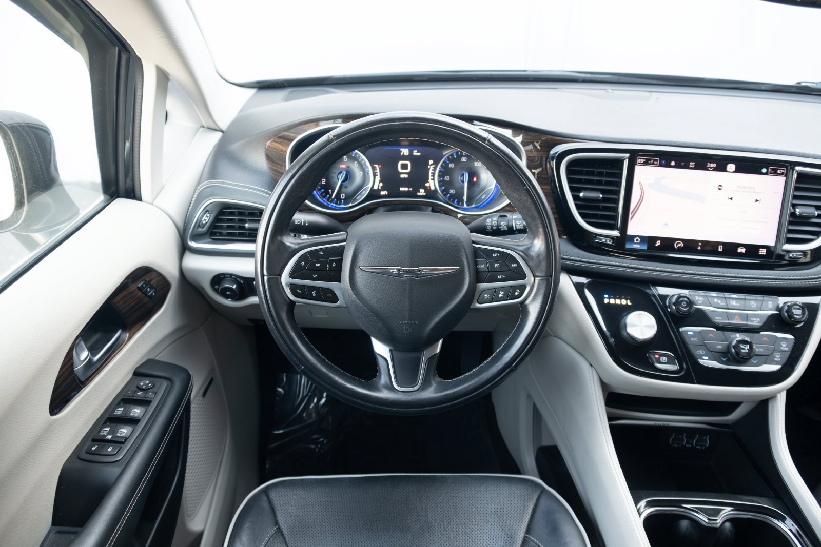Used 2022 Chrysler Pacifica Limited FWD image 2