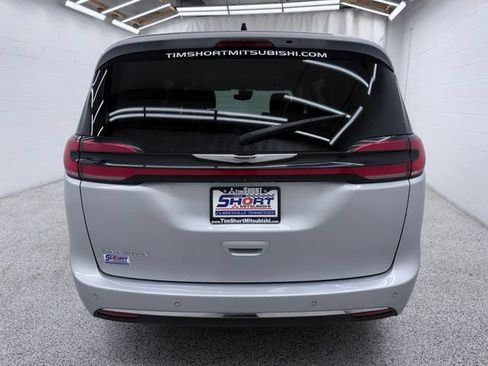 Used 2023 Chrysler Pacifica Touring-L FWD image 3