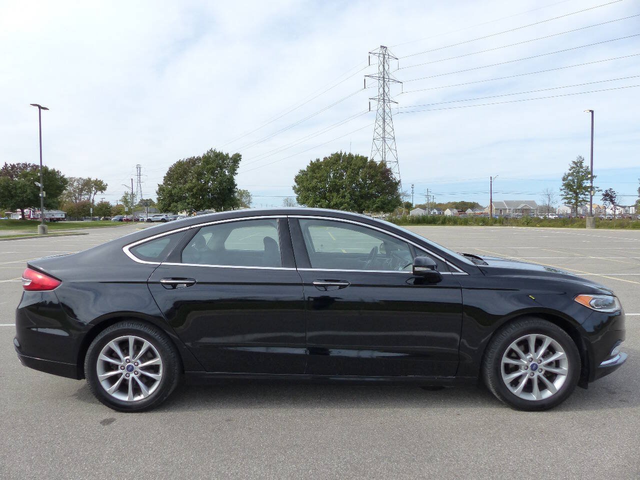 Used 2017 Ford Fusion SE w/ Fusion SE Technology Package FWD image 10