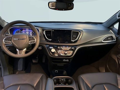 Used 2025 Chrysler Pacifica Select image 18