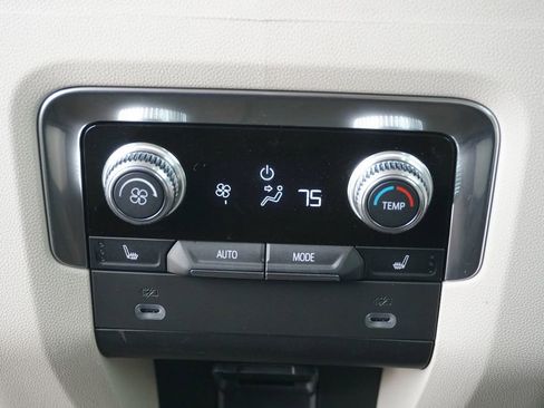 Used 2021 GMC Yukon XL Denali w/ Denali Premium Package image 27