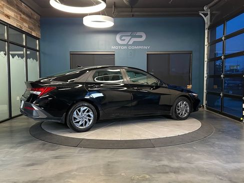 Used 2025 Hyundai Elantra Hybrid FWD image 3
