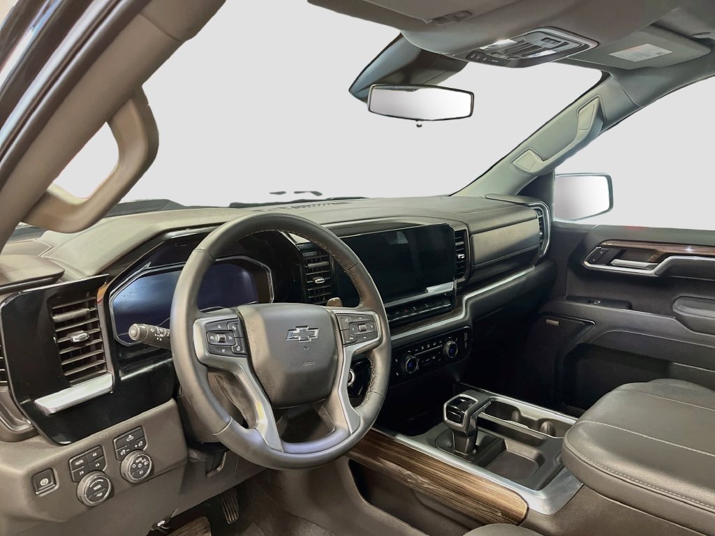 Used 2025 Chevrolet Silverado 1500 LT Trail Boss w/ Convenience Package II AWD/4WD image 9