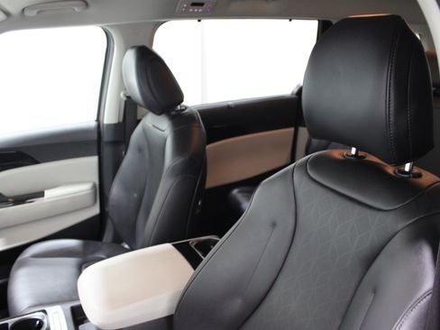 Used 2023 Kia Carnival EX FWD image 4