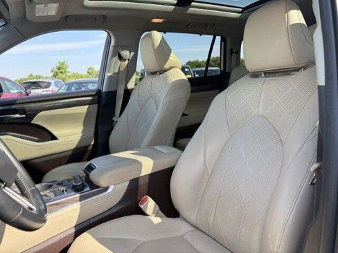 Certified 2021 Toyota Highlander Platinum AWD/4WD image 6