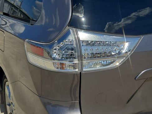 Used 2013 Toyota Sienna SE FWD image 24