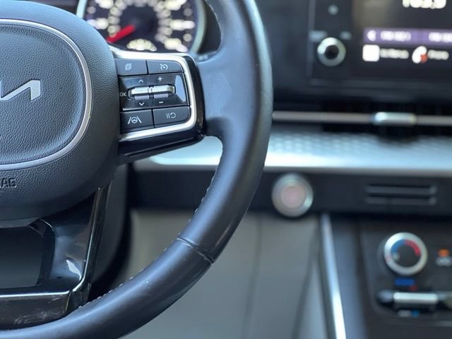 Used 2022 Kia Carnival LX FWD image 31