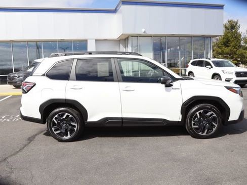 Used 2025 Subaru Forester Premium image 2