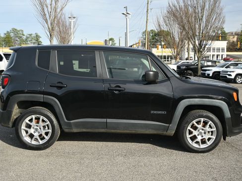 Used 2023 Jeep Renegade Latitude image 16