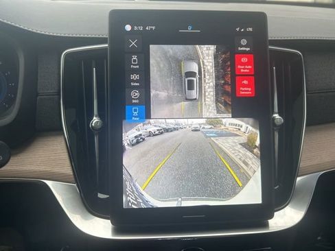 Used 2025 Volvo XC90 B6 Plus image 24