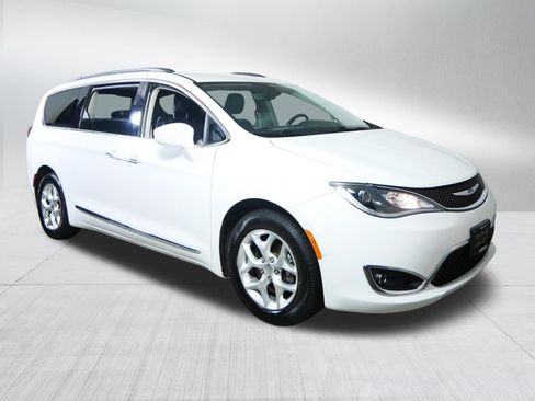 Used 2020 Chrysler Pacifica Touring-L w/ Tire & Wheel Group FWD image 1