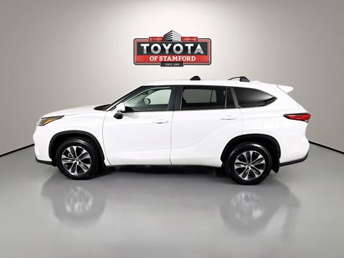 Used 2023 Toyota Highlander XLE image 4