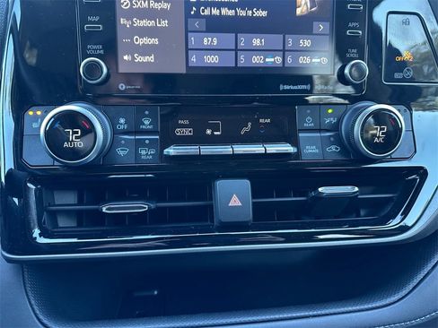 Used 2021 Toyota Highlander XLE image 24