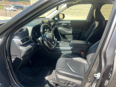 Used 2022 Toyota Highlander XLE AWD/4WD image 9