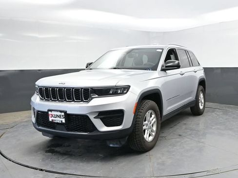 Used 2024 Jeep Grand Cherokee Laredo AWD/4WD image 8