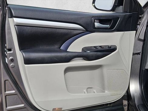 Used 2017 Toyota Highlander XLE image 8