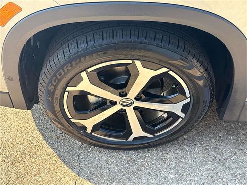 New 2025 Volkswagen Tiguan SE image 6