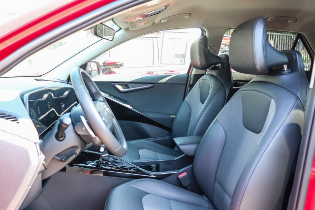 Certified 2025 Kia Niro EX FWD image 18
