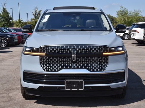 New 2025 Lincoln Navigator Reserve image 2