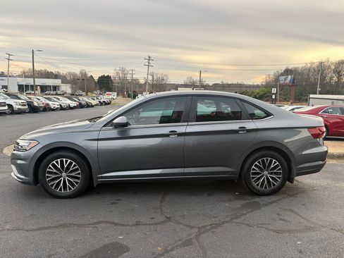 Used 2019 Volkswagen Jetta SE w/ Cold Weather Package image 4