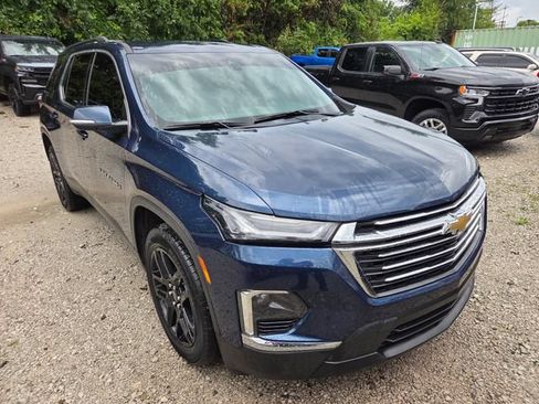 Used 2023 Chevrolet Traverse LT FWD image 3