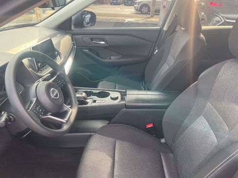 Used 2024 Nissan Rogue SV image 4