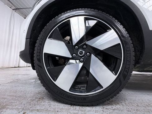 Used 2023 Volvo XC40 Recharge Ultimate image 9