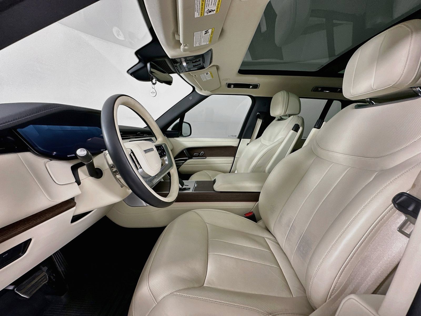 Used 2025 Land Rover Range Rover SE AWD/4WD image 23
