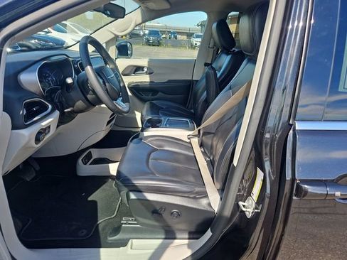 Used 2023 Chrysler Pacifica Touring-L FWD image 9