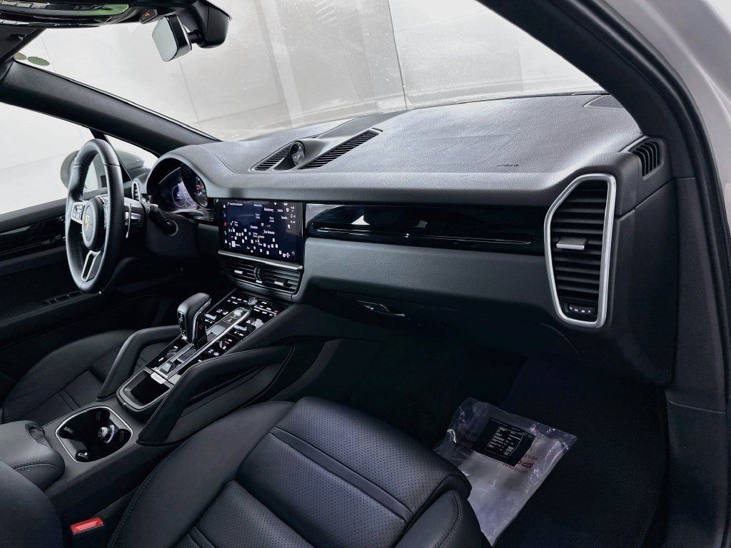 Used 2023 Porsche Cayenne AWD/4WD image 30