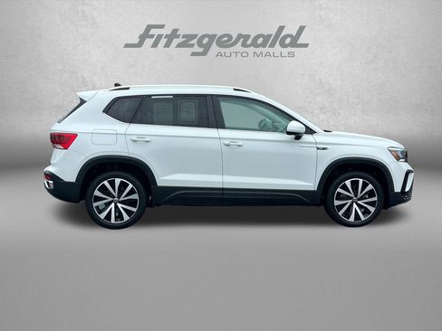 Used 2024 Volkswagen Taos SE FWD image 3