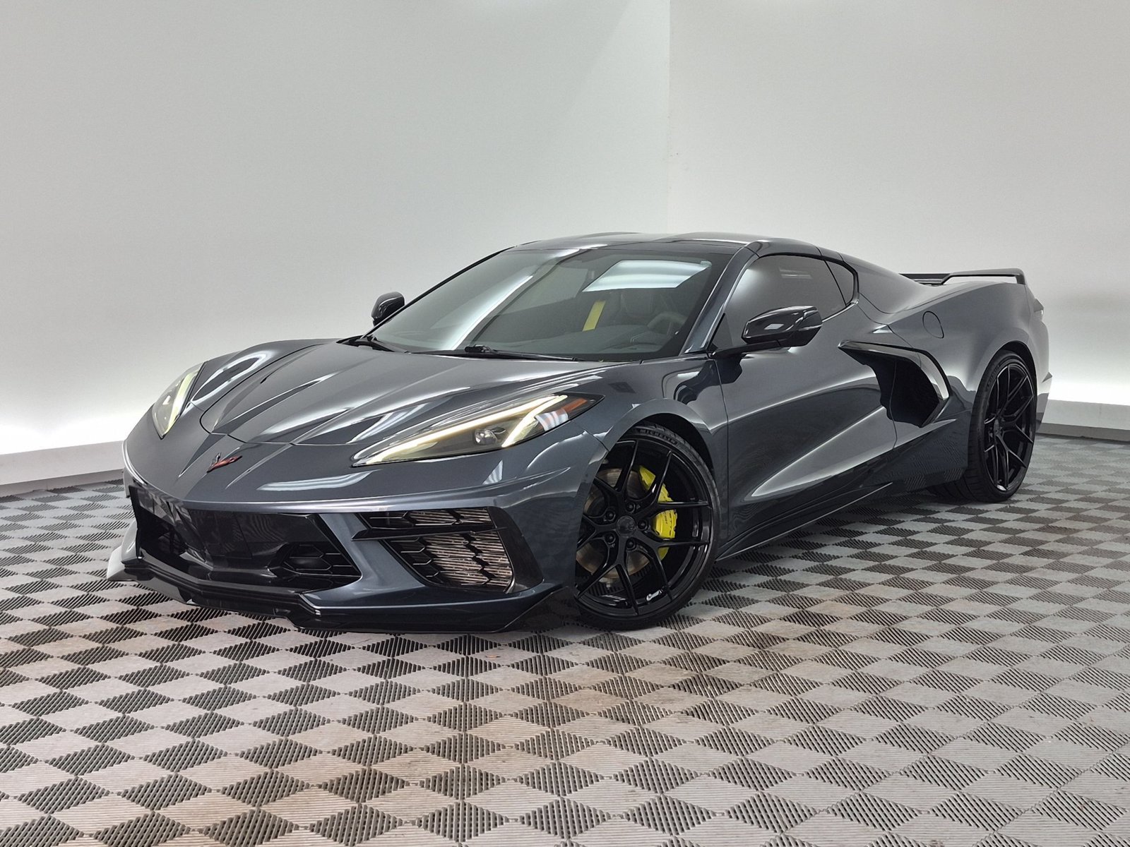 Used 2021 Chevrolet Corvette Stingray Coupe w/ Z51 Performance Package RWD image 1