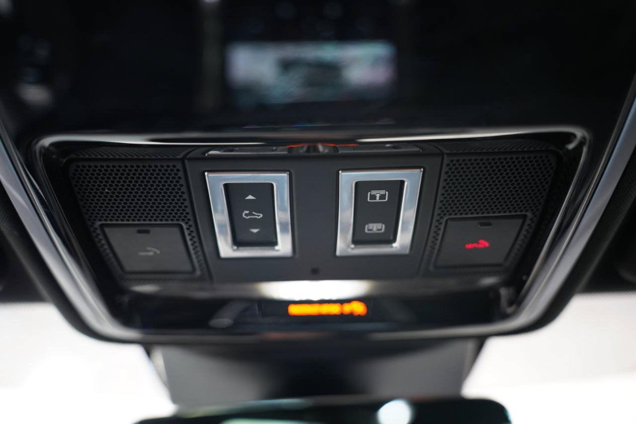 Used 2018 Land Rover Range Rover Sport HSE AWD/4WD image 25