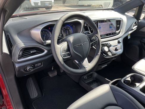 New 2026 Chrysler Pacifica Select image 13
