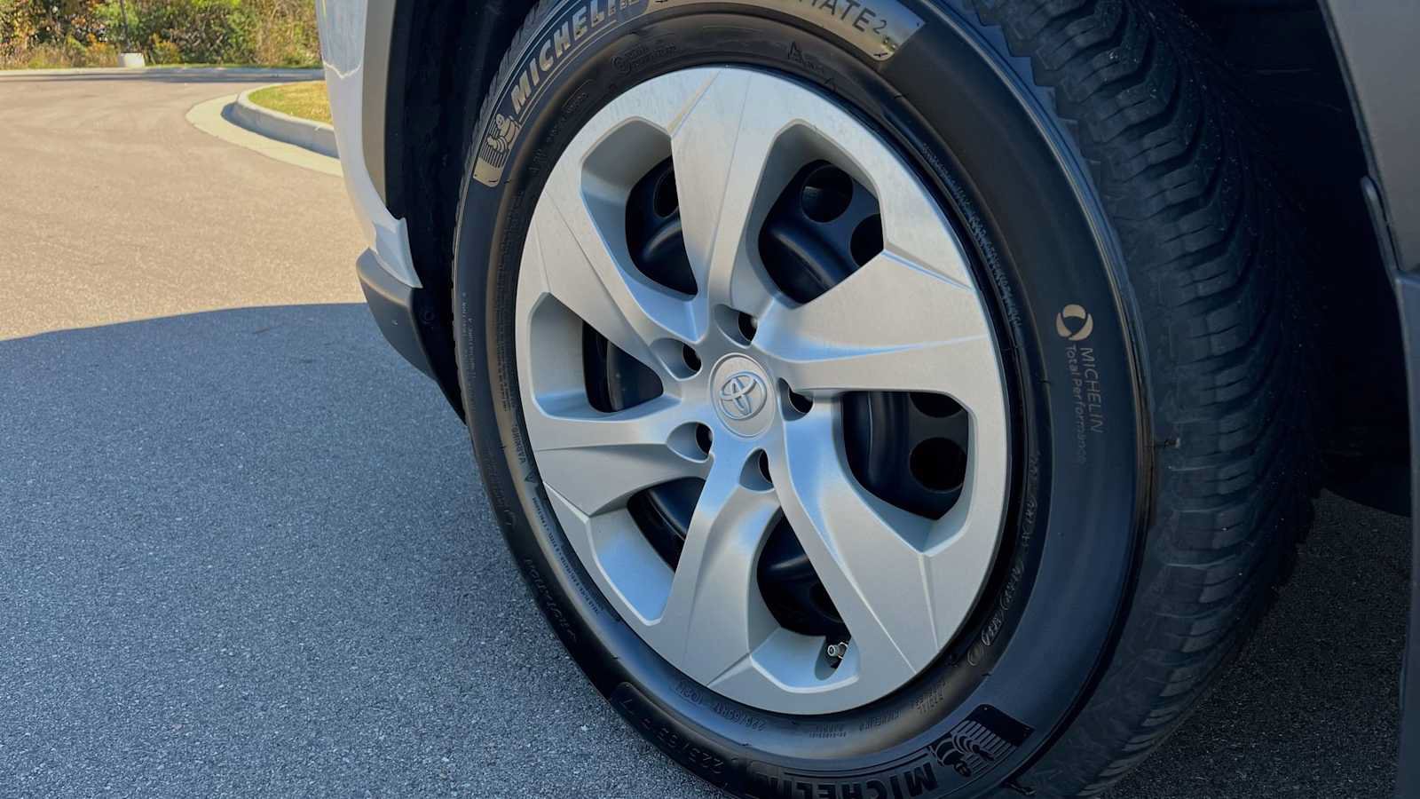 Used 2019 Toyota RAV4 LE FWD image 26