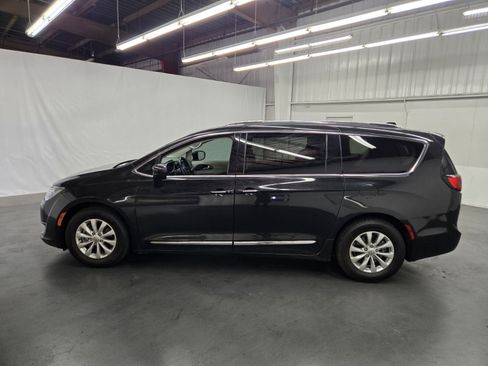Used 2018 Chrysler Pacifica Touring-L FWD image 2