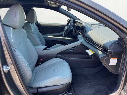 Certified 2025 Hyundai Elantra Limited FWD image 17