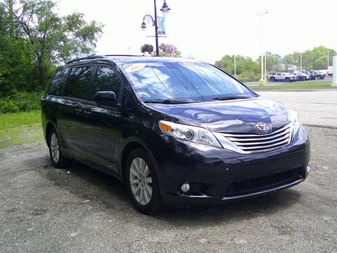Used 2015 Toyota Sienna XLE Premium image 2