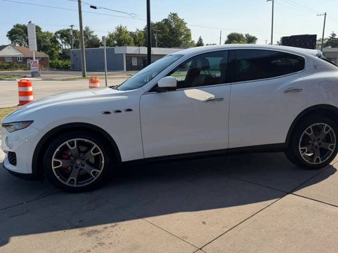 Used 2017 Maserati Levante AWD/4WD image 6