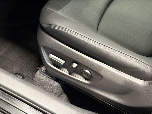 Used 2025 Toyota Corolla Cross XLE image 18