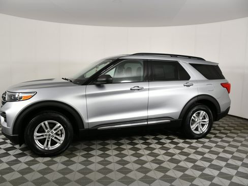 Used 2023 Ford Explorer XLT AWD/4WD image 9