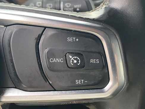 Used 2018 Jeep Wrangler Unlimited Sahara image 25